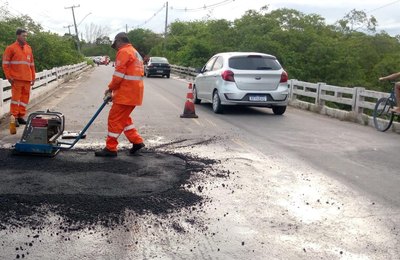 DER conclui reparo em buraco aberto nesta segunda na rodovia AL 101 Norte