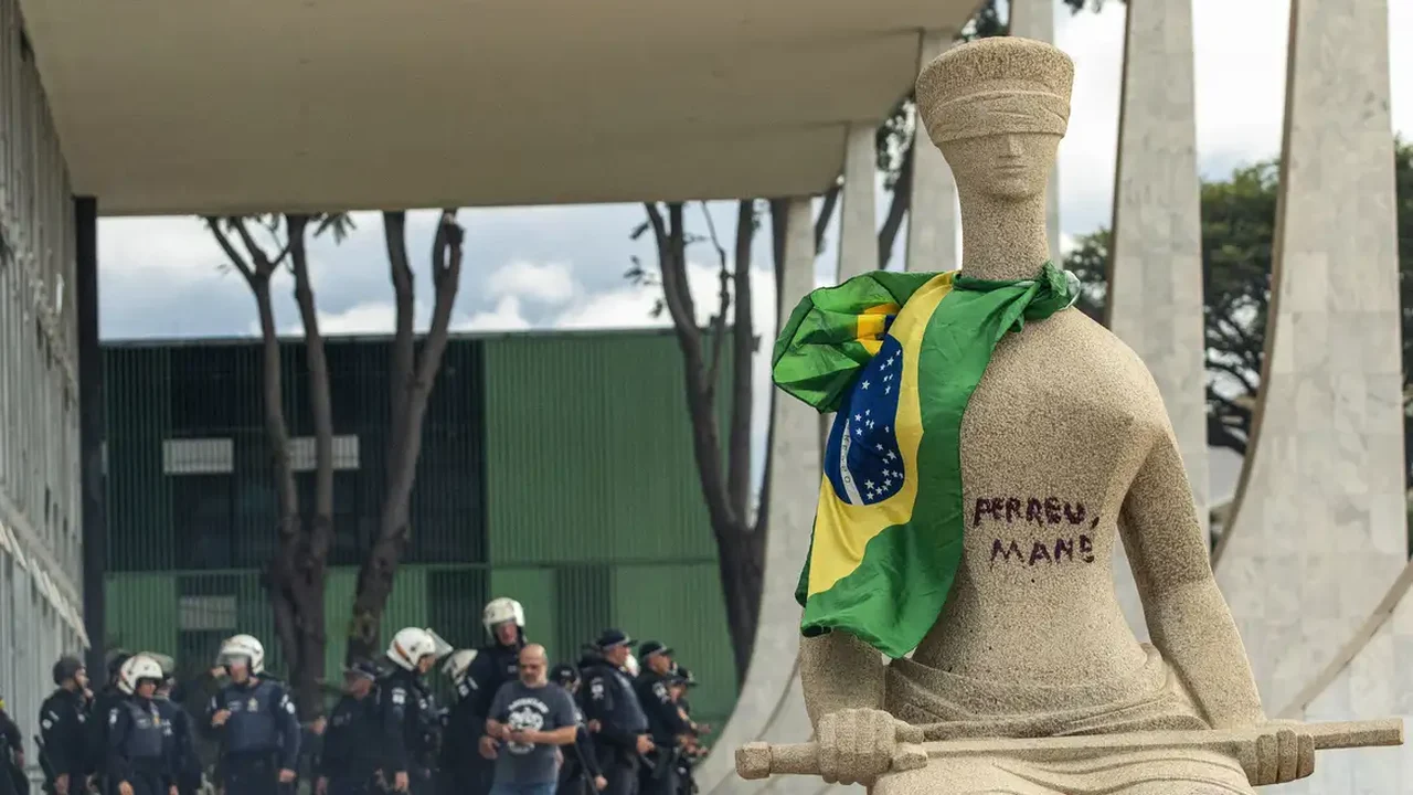 Secretaria de SP diz ao STF que 'Débora do Batom' não violou tornozeleira eletrônica