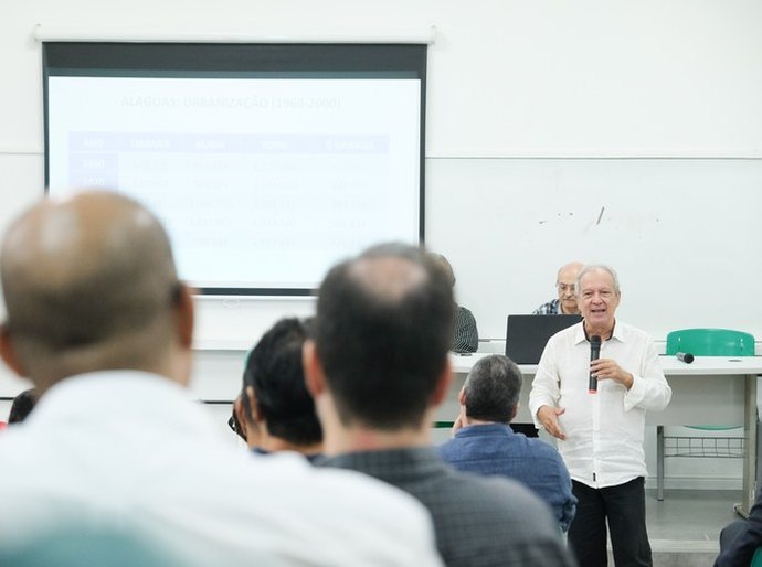 Mudanças na socieconomia de AL é tema de tese para progressão docente