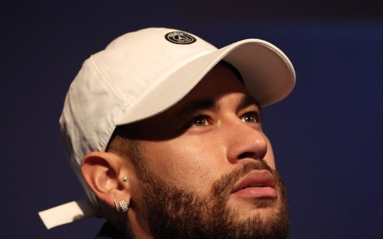 Neymar admite que tem se poupado no Santos por receio de novas lesões: 'Dá aquele medinho'