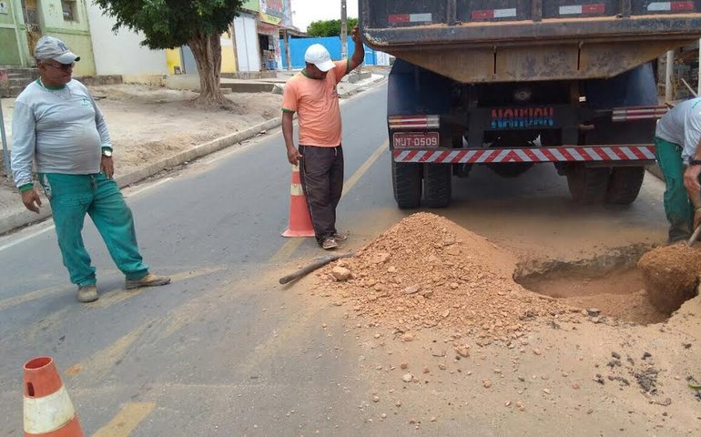 Em parceria, Prefeitura de Arapiraca e Casal resolvem problema de cratera no bairro Canafístula