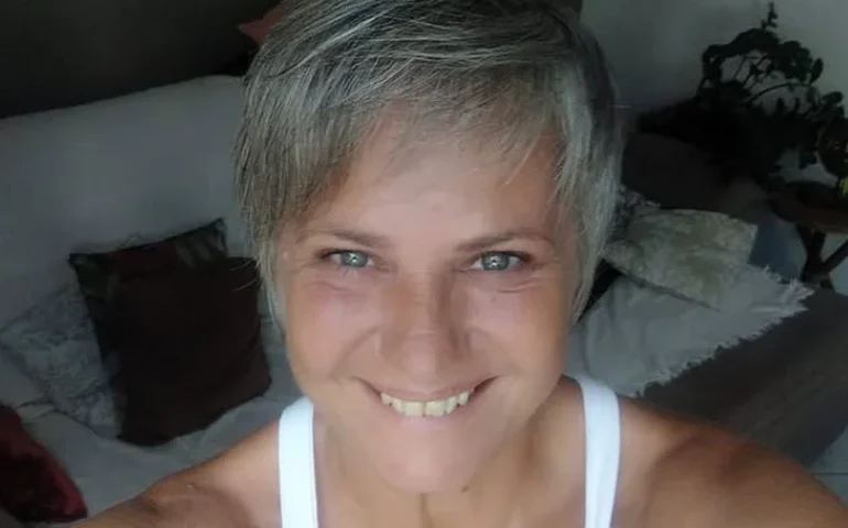 'Pitchula' dos Mamonas Assassinas assume cabelo grisalho e revela paixão interrompida por tragédia