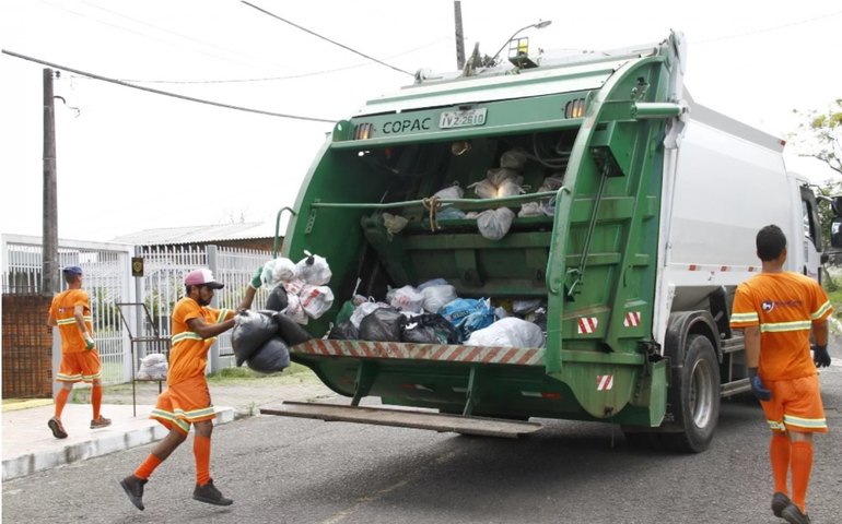 Trabalhadores da limpeza pública denunciam atraso salarial e cidade enfrenta acúmulo de sujeira; Prefeitura se cala