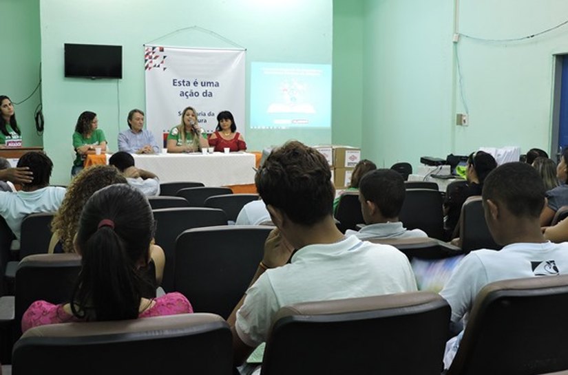 Secretaria de Cultura entrega 750 livros para bibliotecas públicas do Sertão