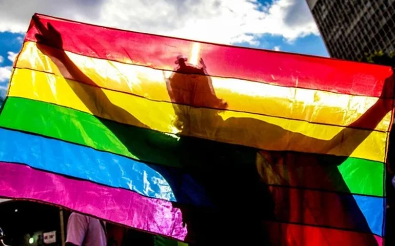 Justiça dos EUA autoriza pais a retirarem filhos de aulas que usem livros com conteúdo LGBTQIA+