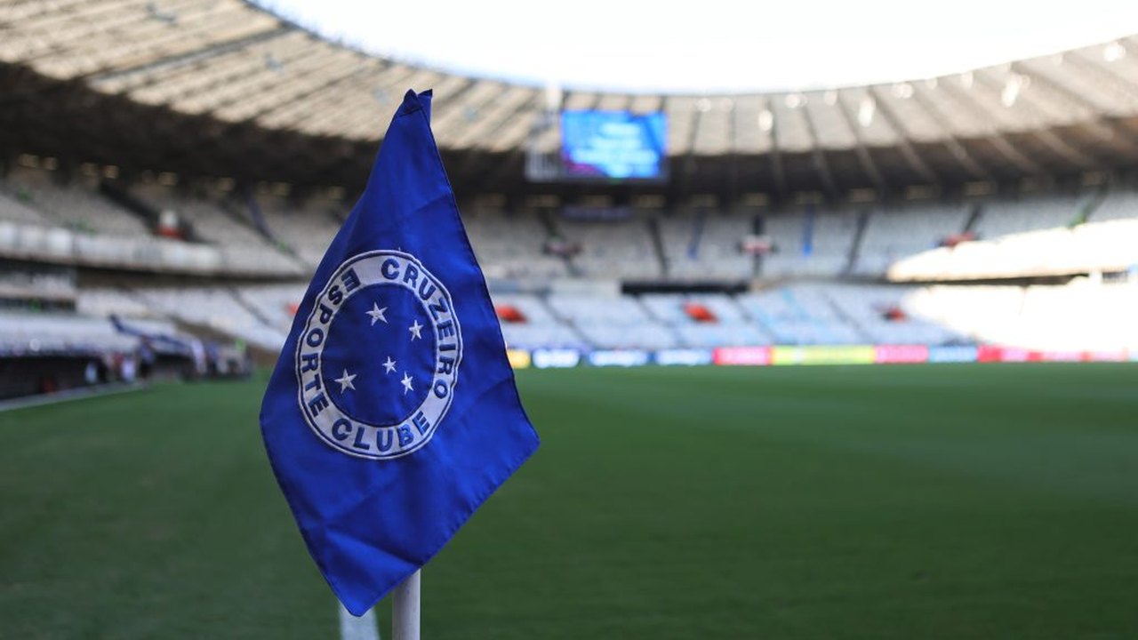 Atacante do Cruzeiro avança em recuperação após fraturar a tíbia