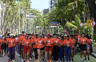 Mulheres das forças de segurança percorrem orla de Maceió para divulgar programa