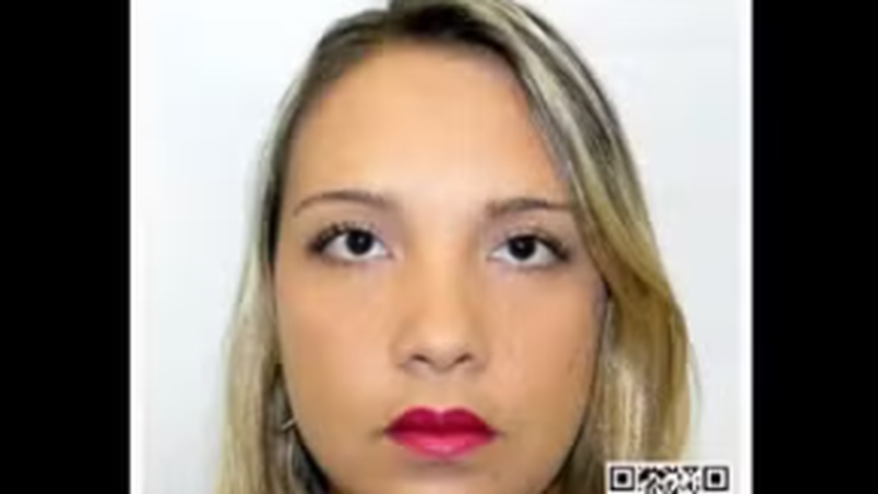 Cartaz pede pistas de enfermeira suspeita de participar de procedimento estético no qual mulher morreu