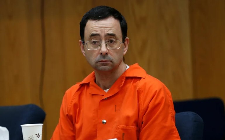 Ex-médico condenado por abusos sexuais na ginástica dos EUA é esfaqueado em prisão