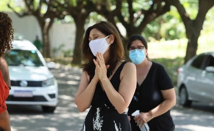 Bete Goulart no velório da mãe, a atriz Nicette Bruno