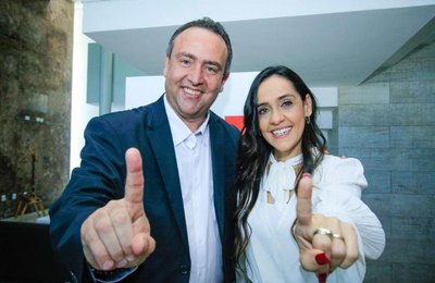 Confiantes, candidatos Ednaldo Maiorano e Manuela Gatto votam nas eleições da OAB-AL