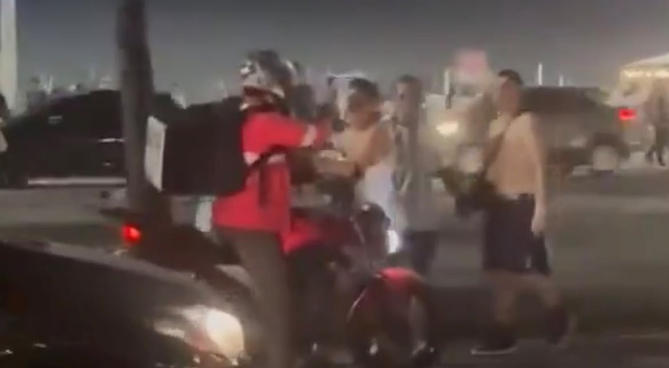 Viseira do capacete do motociclista foi quebrada durante confronto briga / Foto: Reprodução
