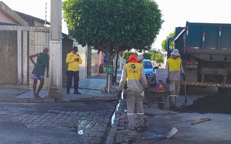 Prefeitura vai a pontos críticos e recupera malha viária no centro de Arapiraca