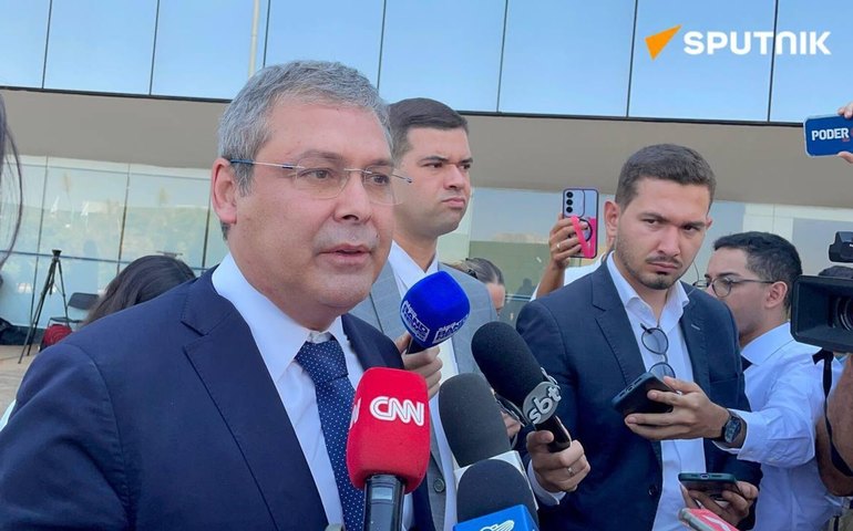 'Aqueles que votarem a favor da anistia' estão 'convidados' a deixar o governo, crava líder do PT no Congresso