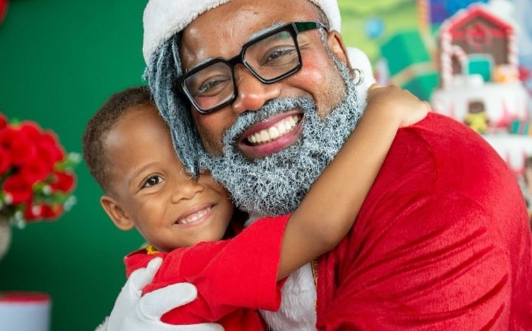 Papai Noel chegou! Rodrigo França distribui presentes em festa de Natal na Cidade de Deus