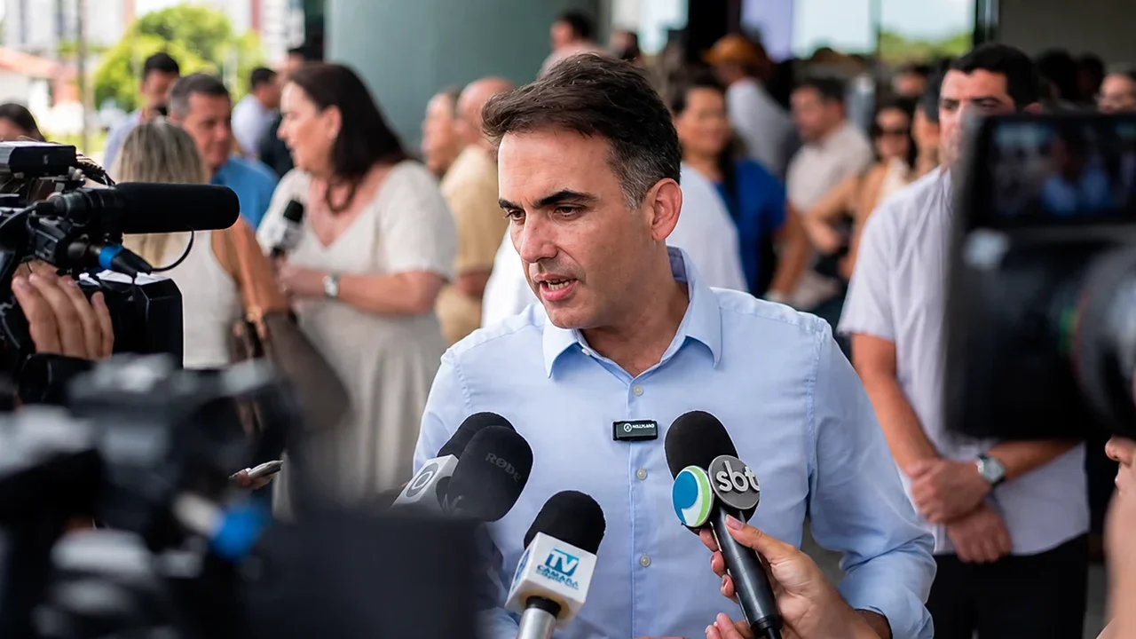 Ex-prefeito faz 'adesivaço', lança nome e confirma pré-candidatura à Câmara dos Deputados