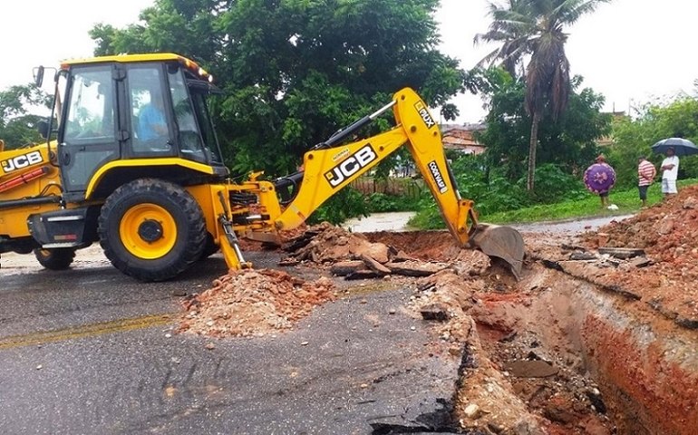 Prefeitura de Penedo abre rodovia para escoar água represada na parte baixa da cidade