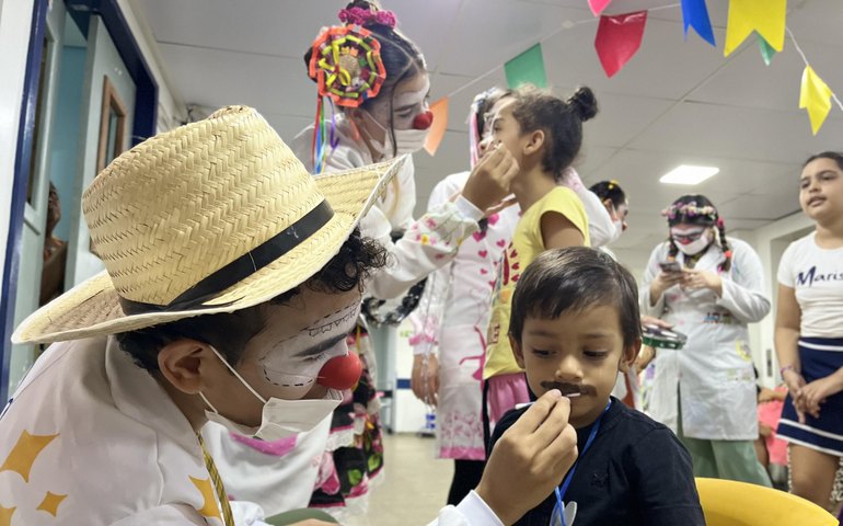 Crianças internadas na Pediatria do HGE ganham festa junina recheada de muita afetividade