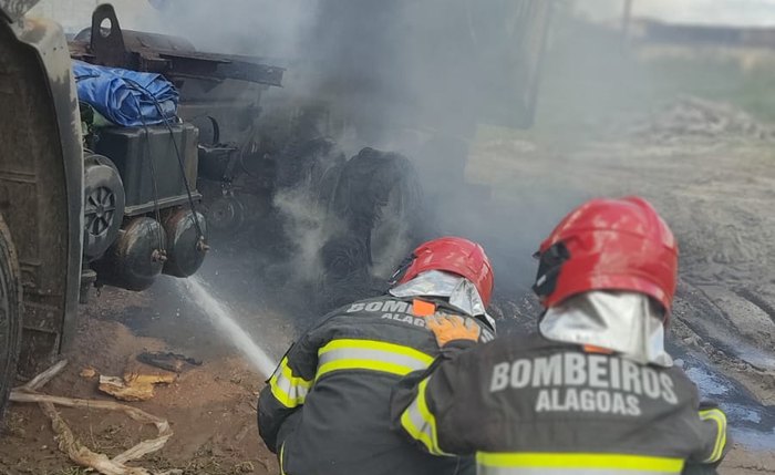 Bombeiros trabalham no rescaldo do veículo Bombeiros trabalham no rescaldo do veículo