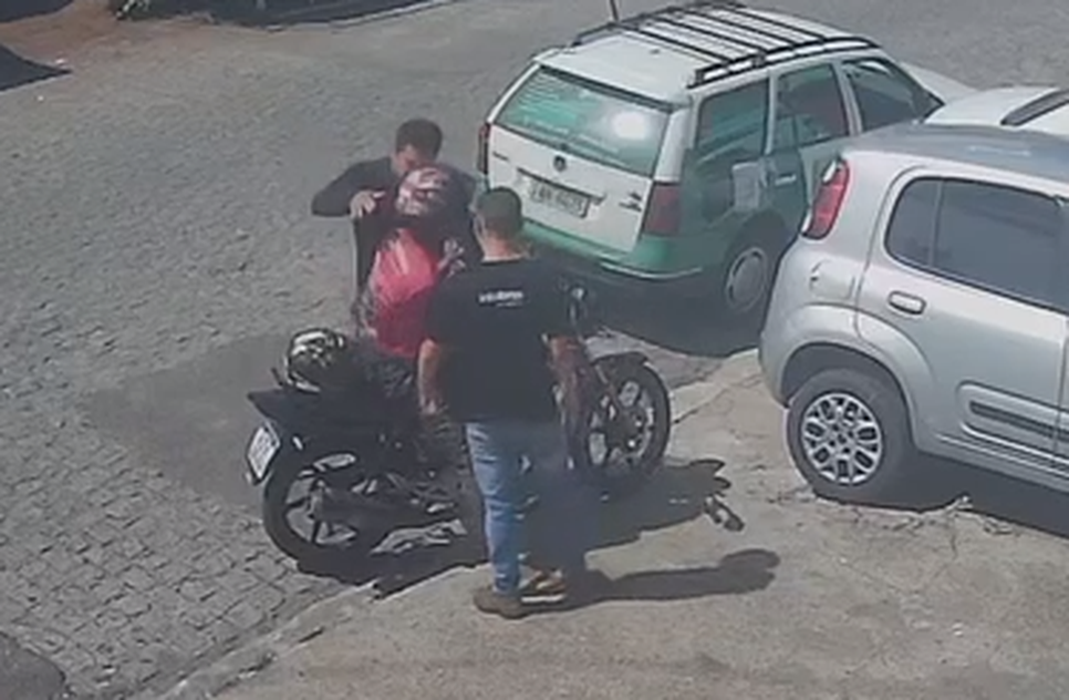 Briga de trânsito termina com motoboy agredido em Aracaju