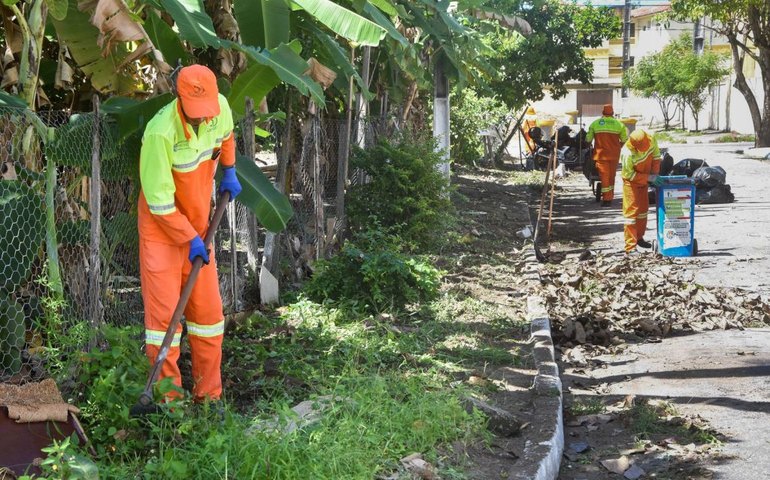 Prefeitura de Maceió leva mutirão de limpeza ao Pinheiro e Mutange