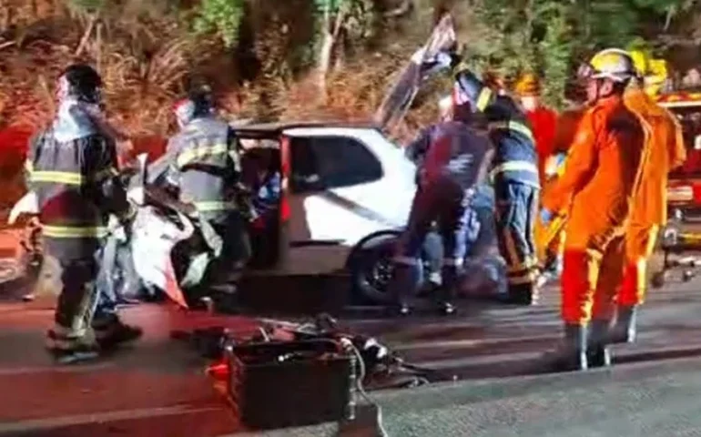 Colisão transversal deixa feridos e motorista preso às ferragens na BR-316, em Satuba