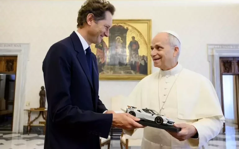 Presidente da Ferrari presenteia Papa com volante de F1