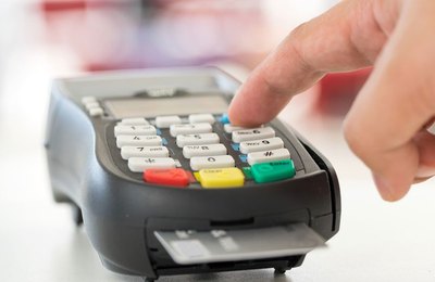 Negociação de contas de energia podem ser feitas sem sair de casa com pagamento via cartão