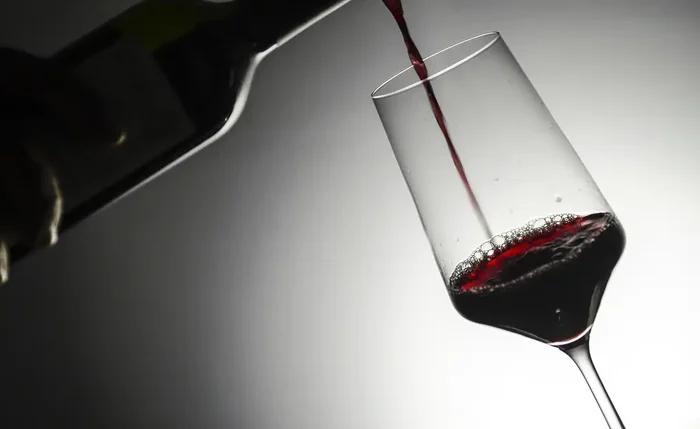 Especialista explica o risco de bebidas fermentadas, como vinho e cerveja, serem contaminadas por metanol