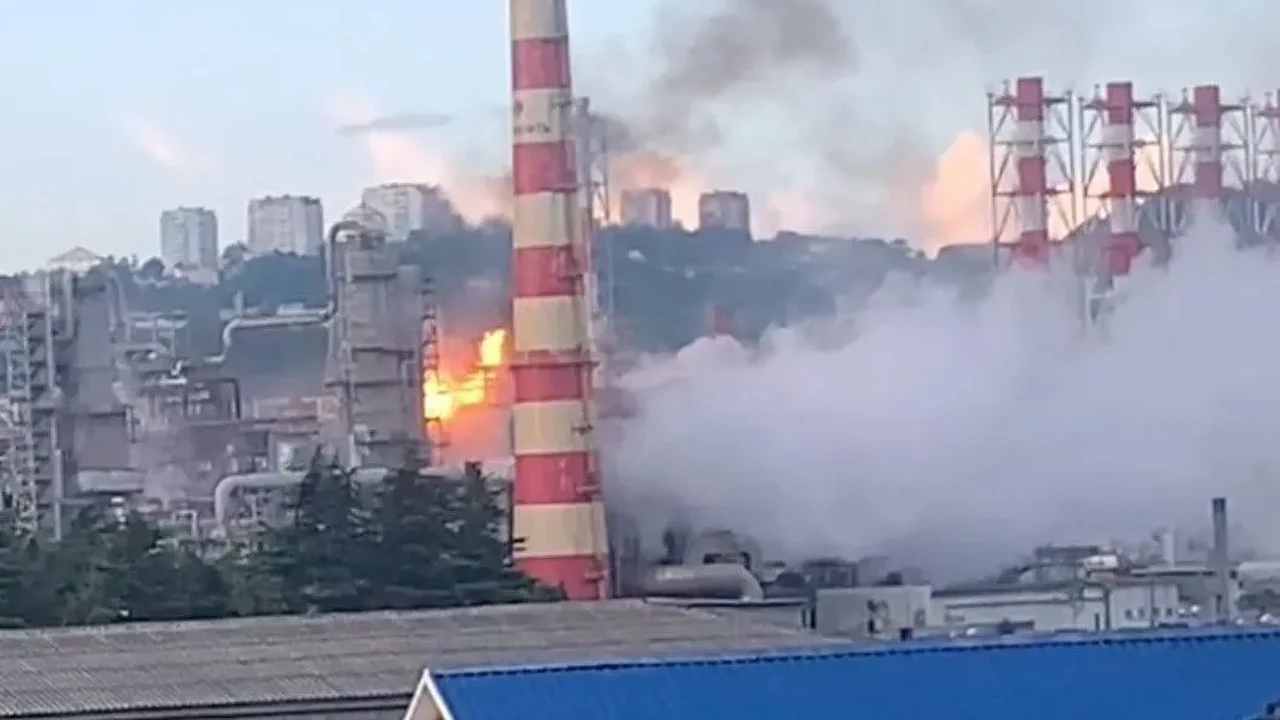 Troca de ataques de drones deixa 2 mortos na Ucrânia e terminal petroleiro incendiado na Rússia