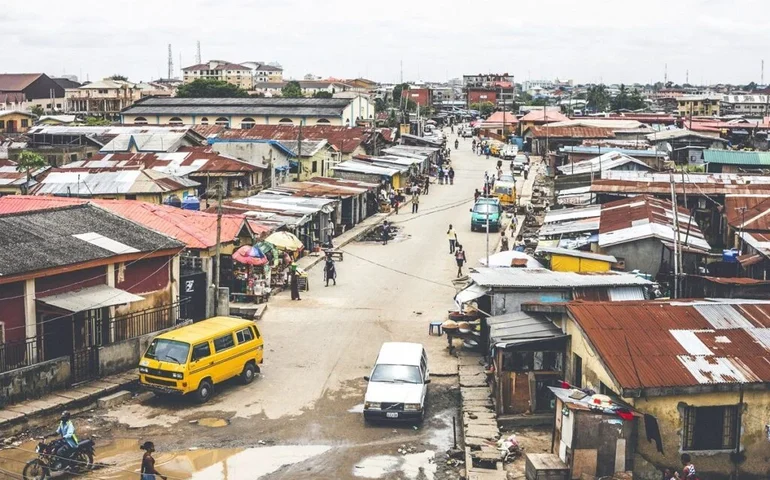 Ataque armado na Nigéria resulta no sequestro de dezenas de estudantes