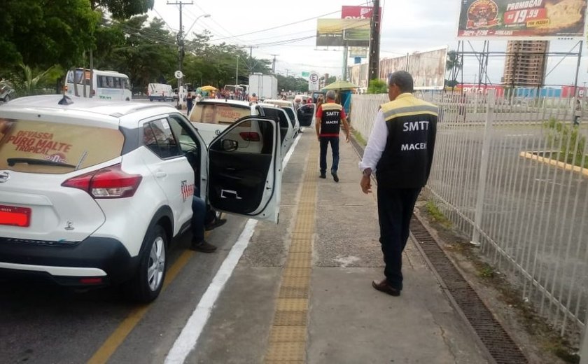 Equipes da SMTT fiscalizam táxis em pontos comerciais