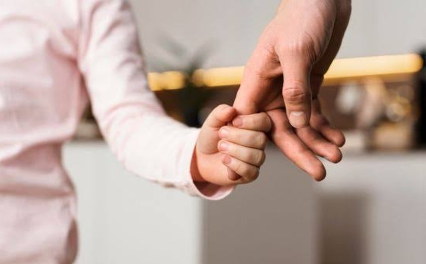 Avó luta na Justiça para evitar que criança de 2 anos volte a morar com a mãe, condenada na Bélgica por crimes sexuais