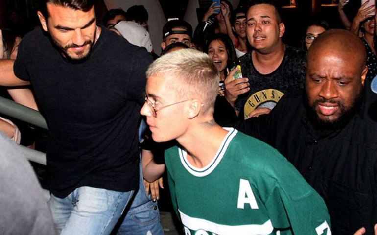 Bieber provoca tumulto em duas tentativas de jantar fora