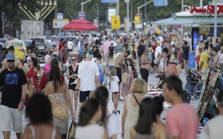 Cariocas e turistas ocupam orla de Copacabana à espera do ano novo