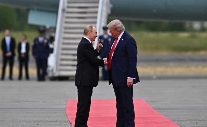 Encontro de Putin e Trump pôs fim a tentativa de isolamento russo iniciada por Biden, nota analista
