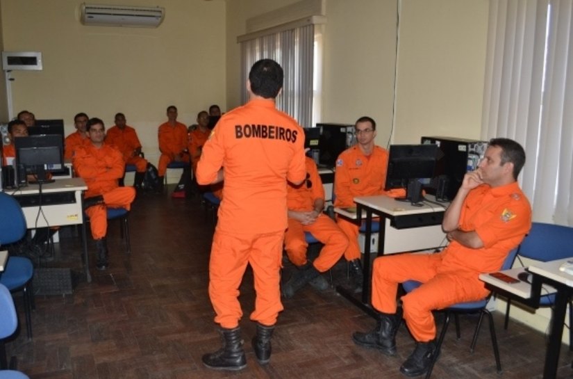 Corpo de Bombeiros inicia curso básico de salvamento aquático