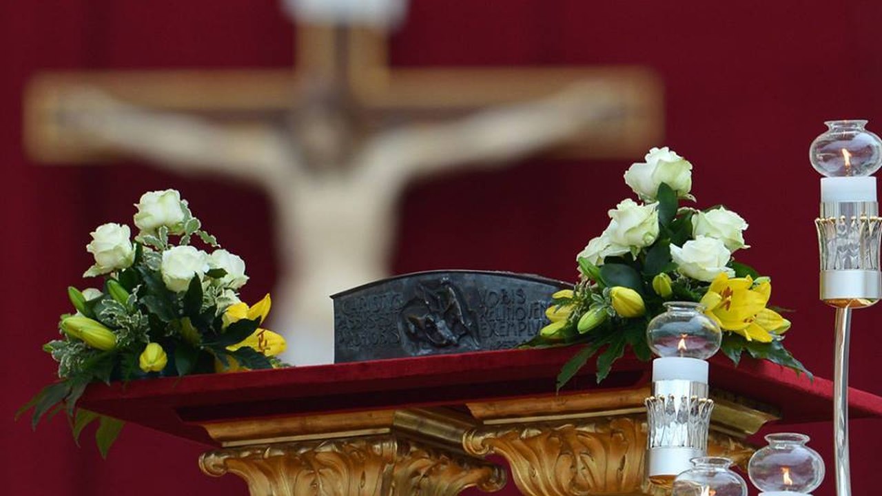 Ossos de São Pedro são mostrados pela primeira vez pelo papa Francisco no Vaticano