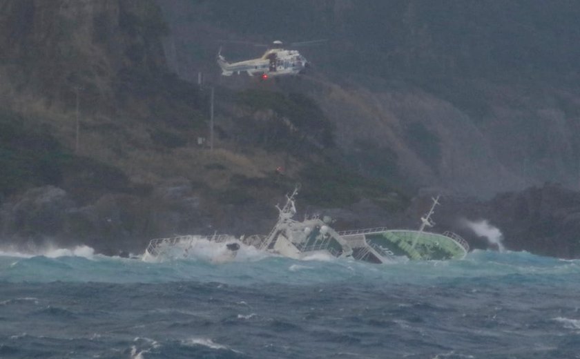 Dois helicópteros da Marinha do Japão caem no oceano e deixam um morto e sete desaparecidos