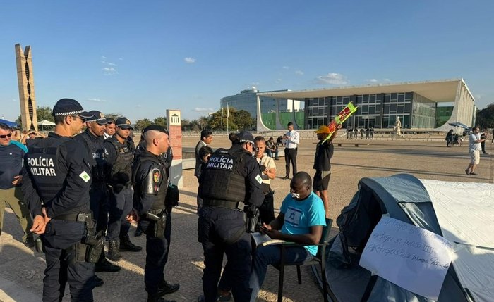 Deputado Helio Lopes quis acampar na Praça dos Três Poderes Deputado Helio Lopes quis acampar na Praça dos Três Poderes