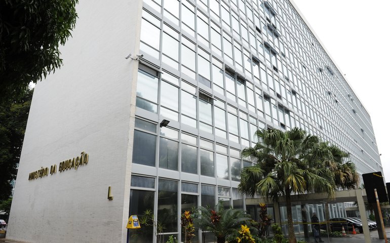 Incêndio atinge anexo do Ministério da Educação em Brasília; veja vídeo