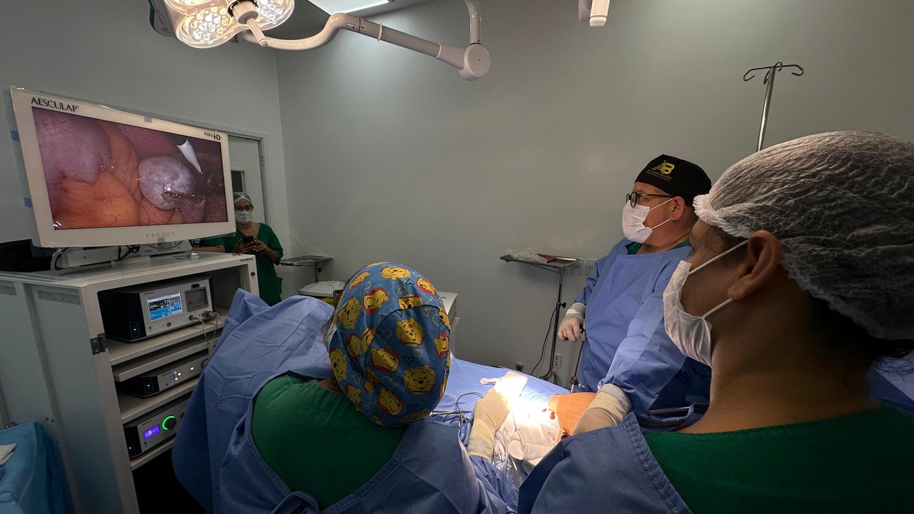 Hospital da Mulher de Alagoas inaugura torre de vídeo para realização de cirurgias por vídeo