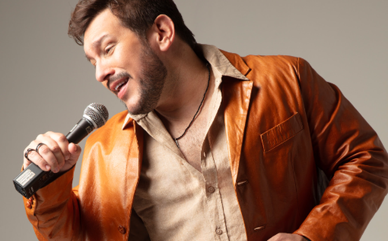 Edu Strada viraliza nas redes com surpresas musicais em bares e conquista novos fãs