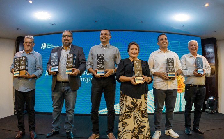 Prefeito JHC vence em duas categorias no XI Sebrae Prefeito Empreendedor