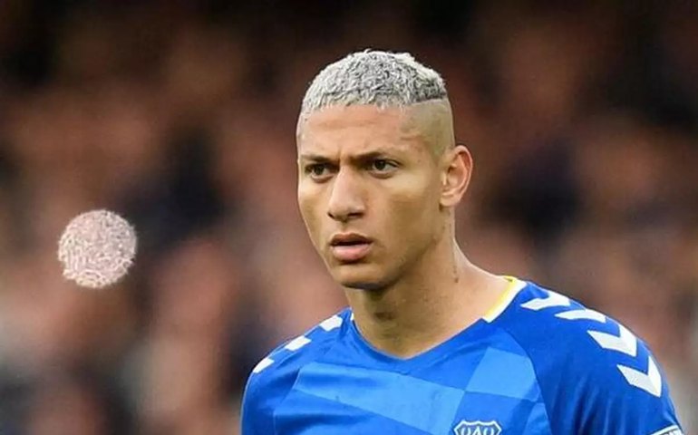 Richarlison brilha, Harry Kane marca duas vezes, e Tottenham vence no Inglês