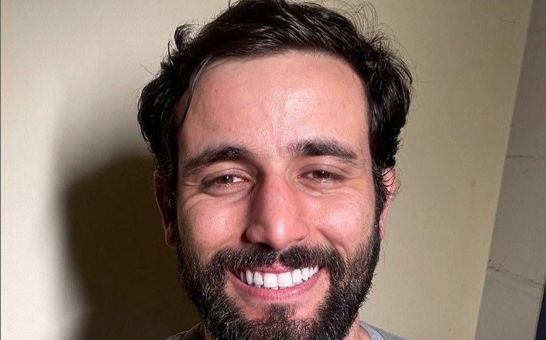 Matteus, do BBB 24, é recebido com a maior linguiça do mundo em Alegrete; veja vídeo