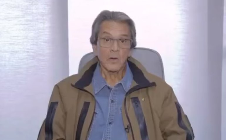 Roberto Jefferson alega que tornozeleira está 'apertando o pé' e Moraes permite troca