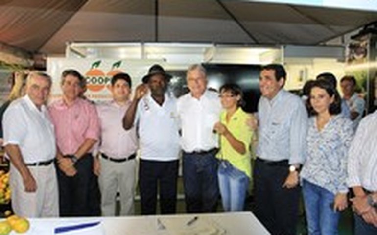 Governador entrega veículos e anuncia ações durante a Expoagro