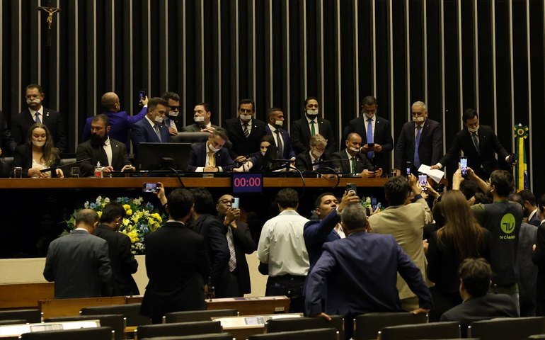 Oposição segue ocupando os plenários da Câmara e do Senado Federal