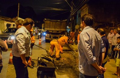 Prefeito Rui Palmeira acompanha recuperação de vias no Feitosa 